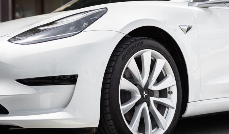 
								Tesla Model 3 Long Range full									