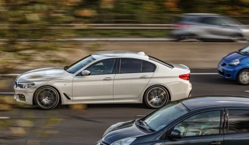 
								BMW 3 Series 330i M Sport full									