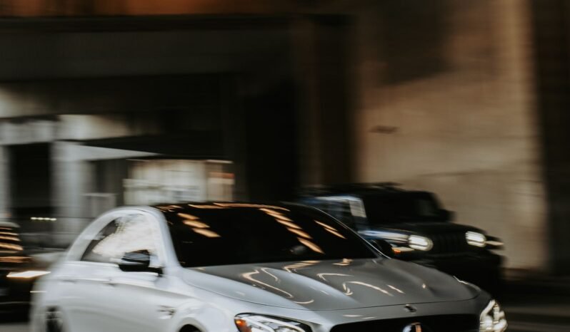 
								Mercedes-Benz E 300 e AMG Line full									