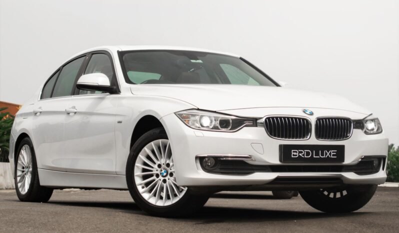
								BMW 3 Series 330i M Sport full									
