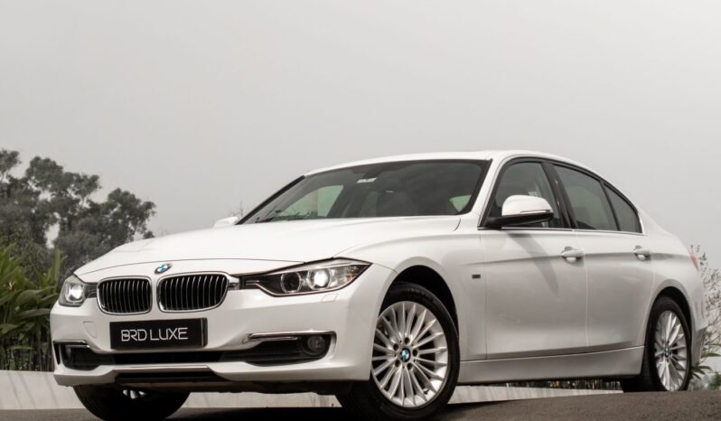 
								BMW 3 Series 330i M Sport full									